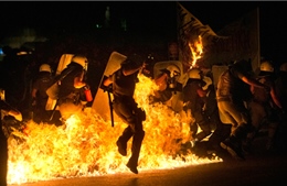 Athens rực lửa bạo động sau thỏa thuận "khắc khổ"